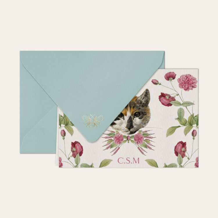 Papel de carta personalizado com ilustração de gatinho com flores e envelope azul bebe