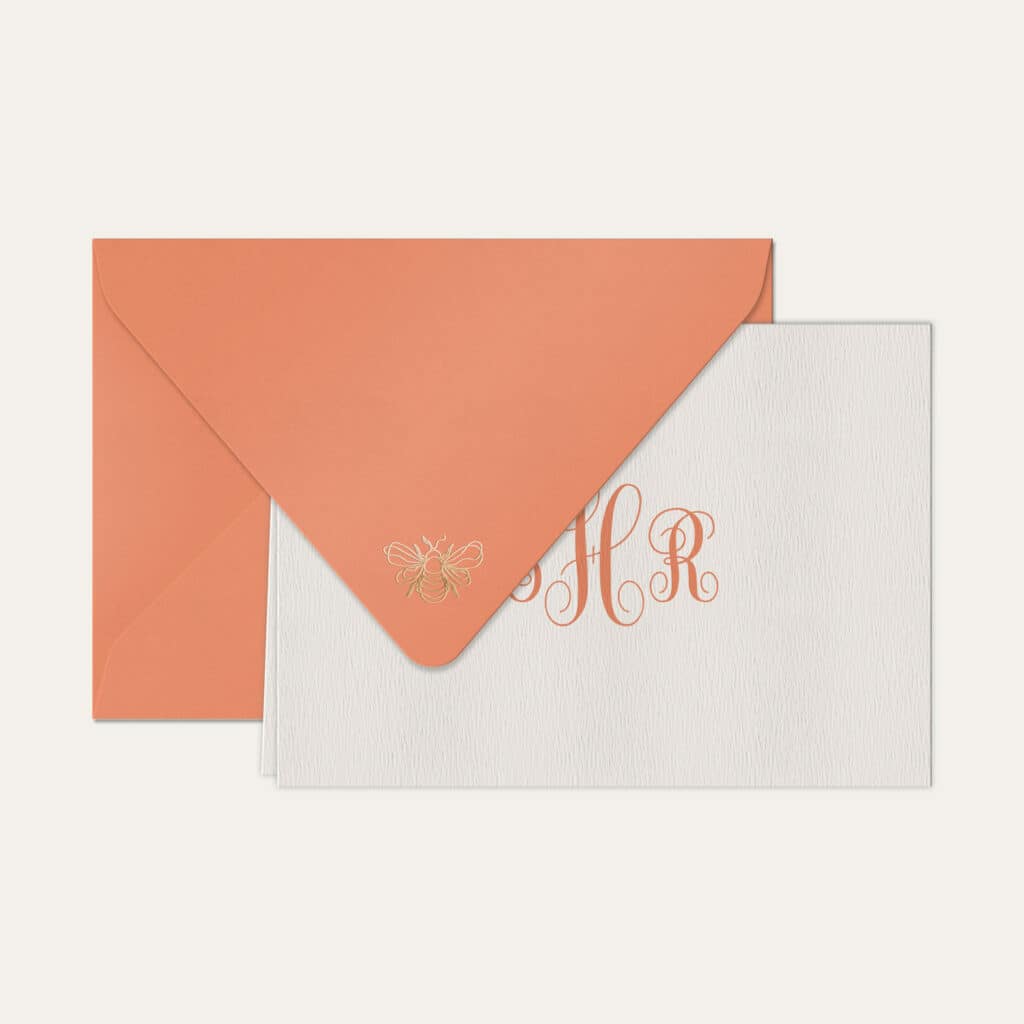 Papel de carta personalizado com monograma calligraphy em coral e envelope coral