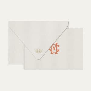 Papel de carta personalizado com monograma clássico em coral e envelope branco