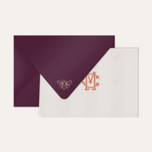 Papel de carta personalizado com monograma clássico em coral e envelope vinho
