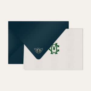 Papel de carta personalizado com monograma clássico em verde escuro e envelope azul marinho
