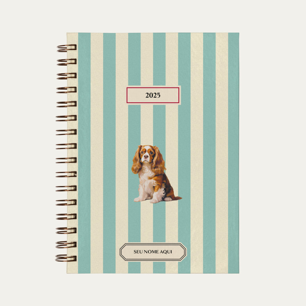 Capa do planner personalizado Colmeias Design com estampa listrada azul e ilustração de cachorro cavalier king charles