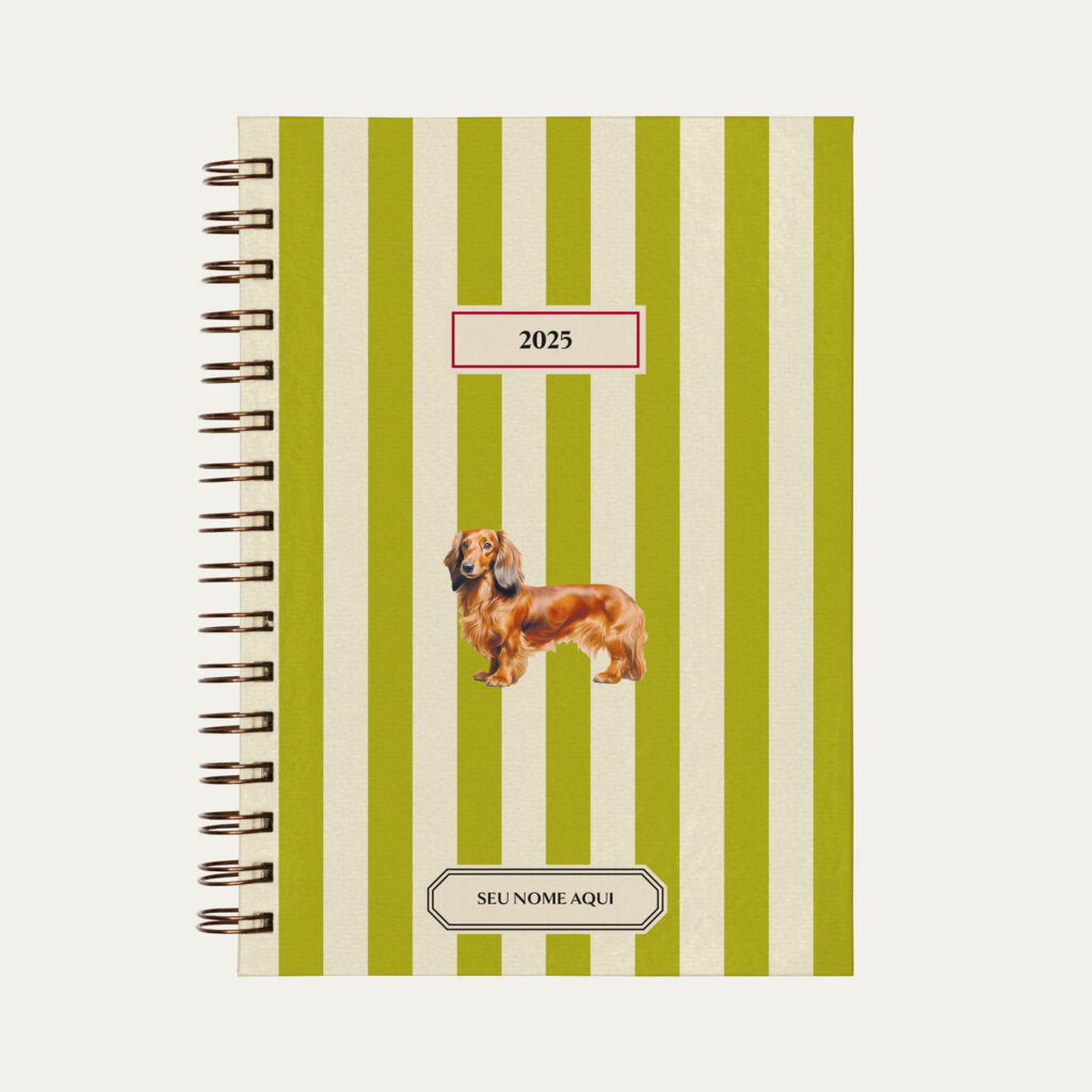 Capa do planner personalizado Colmeias Design com estampa listrada verde e ilustração de cachorro Daschund