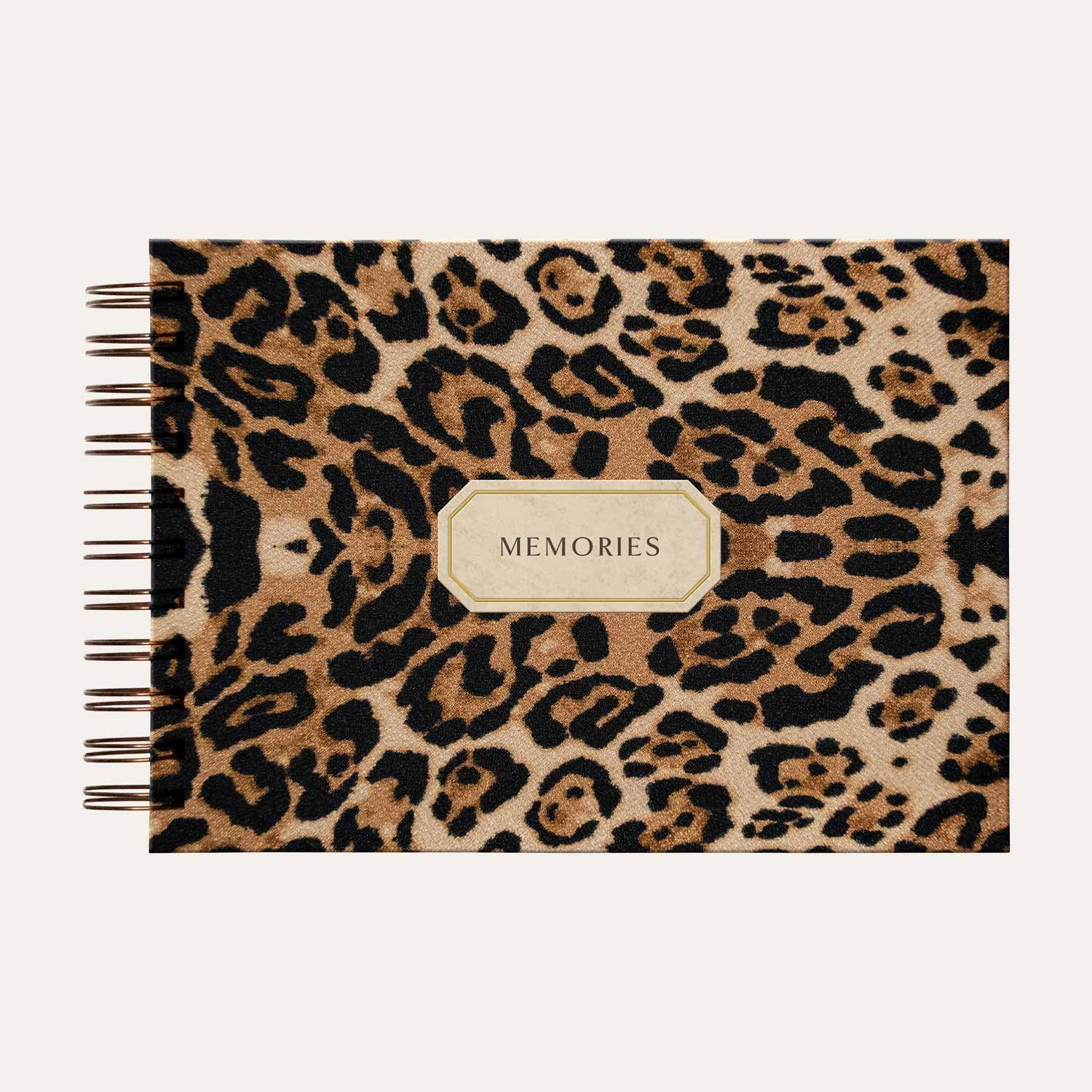 Álbum de fotos personalizado da Colmeias com capa de estampa de leopardo para fazer scrapbook